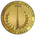 Medalha dourada com ilustração arquitetônica indicando o prêmio Gold Award na Dubai Olive Oil Competition de 2022 para o Azeite Potenza Blend Frutado.
