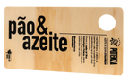 Tábua de servir retangular em madeira clara com a gravação em destaque "pão & azeite" em letras grandes pretas. A peça apresenta o logotipo do Azeite Potenza, o selo da Fazenda Serra dos Tapes e um breve texto celebrando o ritual gastronômico mediterrâneo de banhar o pão no azeite extravirgem.